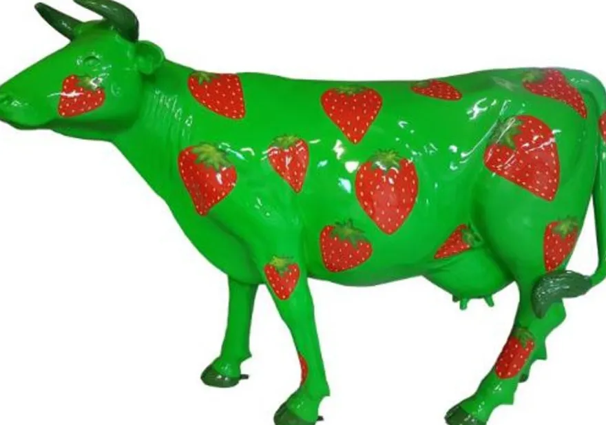 Casa Padrino Designer Gartendeko Skulptur Kuh mit Erdbeeren Design Grün / Rot 210 x 55 x H. 147 cm - Riesige wetterbeständige Dekofigur - Lebensgroße Tierfigur