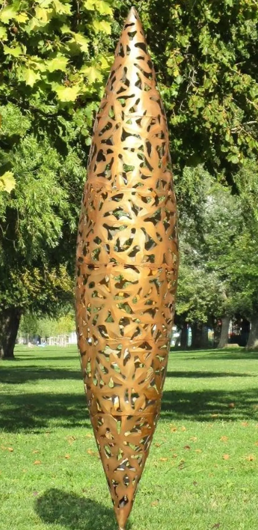 Casa Padrino Designer Garten Skulptur Zapfen Kegel Rostfarben Ø 40 x H. 200 cm - Handgefertigte Gartenfigur - Luxus Garten Dekoration