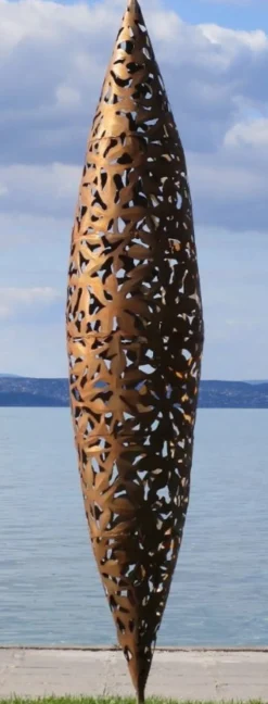 Casa Padrino Designer Garten Skulptur Zapfen Kegel Rostfarben Ø 40 x H. 200 cm - Handgefertigte Gartenfigur - Luxus Garten Dekoration
