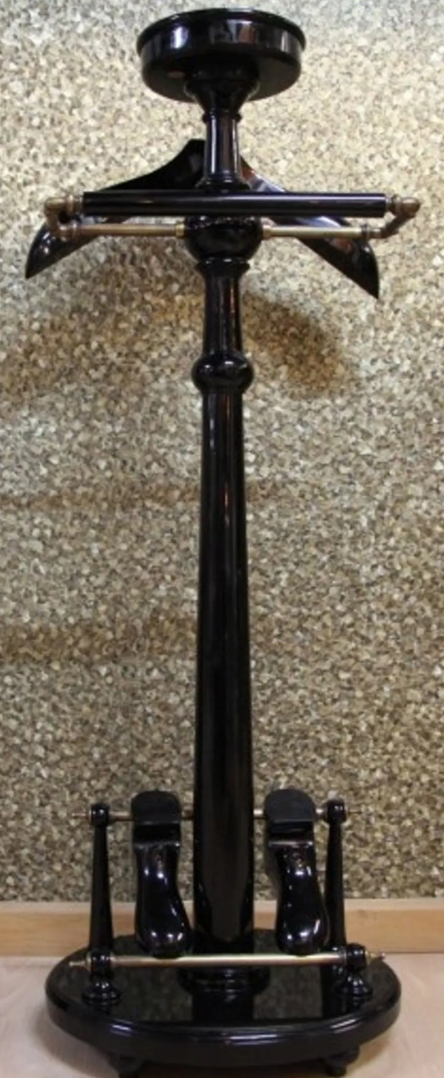 Casa Padrino Designer Luxus Garderoben Ständer New York im Banker Stil - Schwarz / Messing - H 129 cm