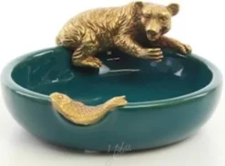 Casa Padrino Designer Porzellan Aschenbecher mit Bronzefiguren Bär & Fisch Grün / Gold 13 x 11,6 x H. 5,7 cm - Deko Accessoires