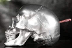 Casa Padrino Designer Spardose Skull silber, Totenkopf Skulptur aus Polyresin, Höhe 14 cm, Breite 14 cm, Tiefe 20 cm