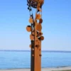 Casa Padrino Designer Stahl Garten Skulptur Säule mit Kugel Rostfarben 75 x 70 x H. 268 cm - Handgefertigte Wetterbeständige Garten Dekoration