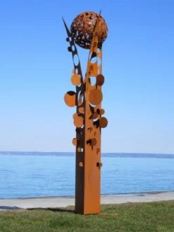Casa Padrino Designer Stahl Garten Skulptur Säule mit Kugel Rostfarben 75 x 70 x H. 268 cm - Handgefertigte Wetterbeständige Garten Dekoration