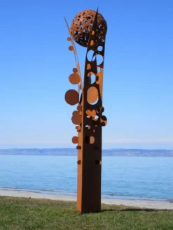 Casa Padrino Designer Stahl Garten Skulptur Säule mit Kugel Rostfarben 75 x 70 x H. 268 cm - Handgefertigte Wetterbeständige Garten Dekoration
