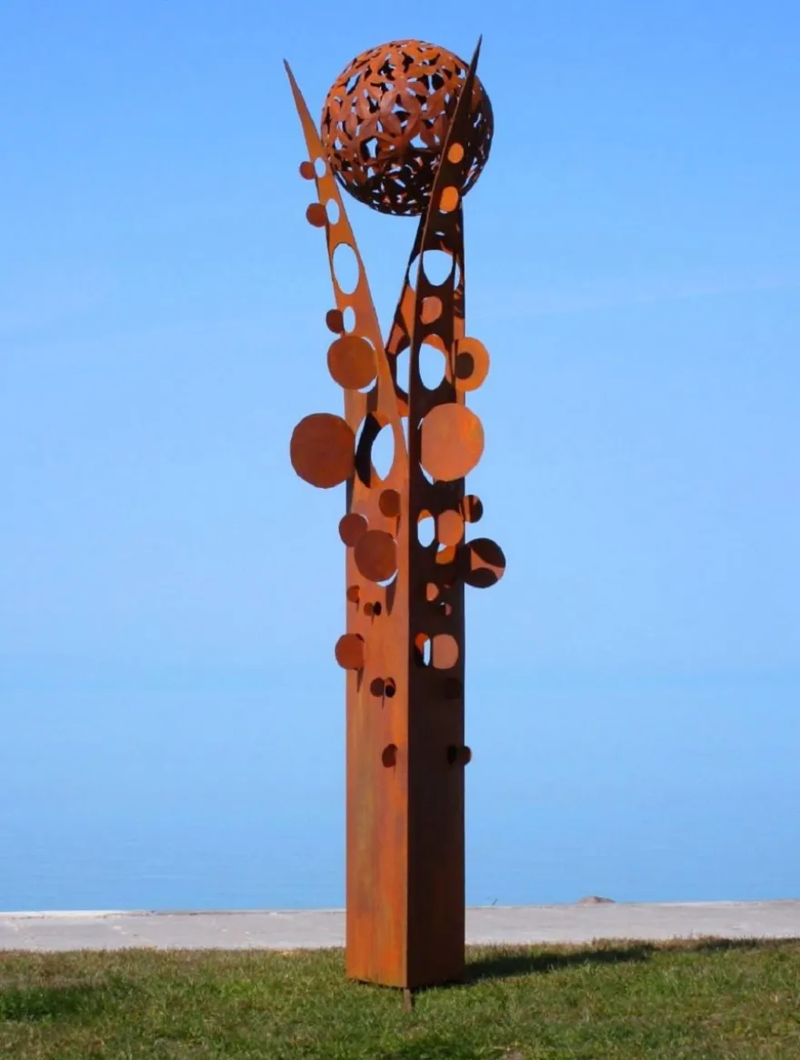 Casa Padrino Designer Stahl Garten Skulptur Säule mit Kugel Rostfarben 75 x 70 x H. 268 cm - Handgefertigte Wetterbeständige Garten Dekoration