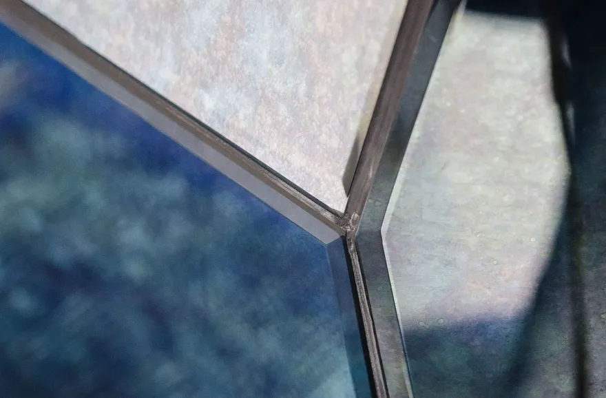 Casa Padrino Designer Wohnzimmertisch / Beistelltisch mit antikem Spiegelglas 89 x 90 x H. 45 cm - Designer Kollektion