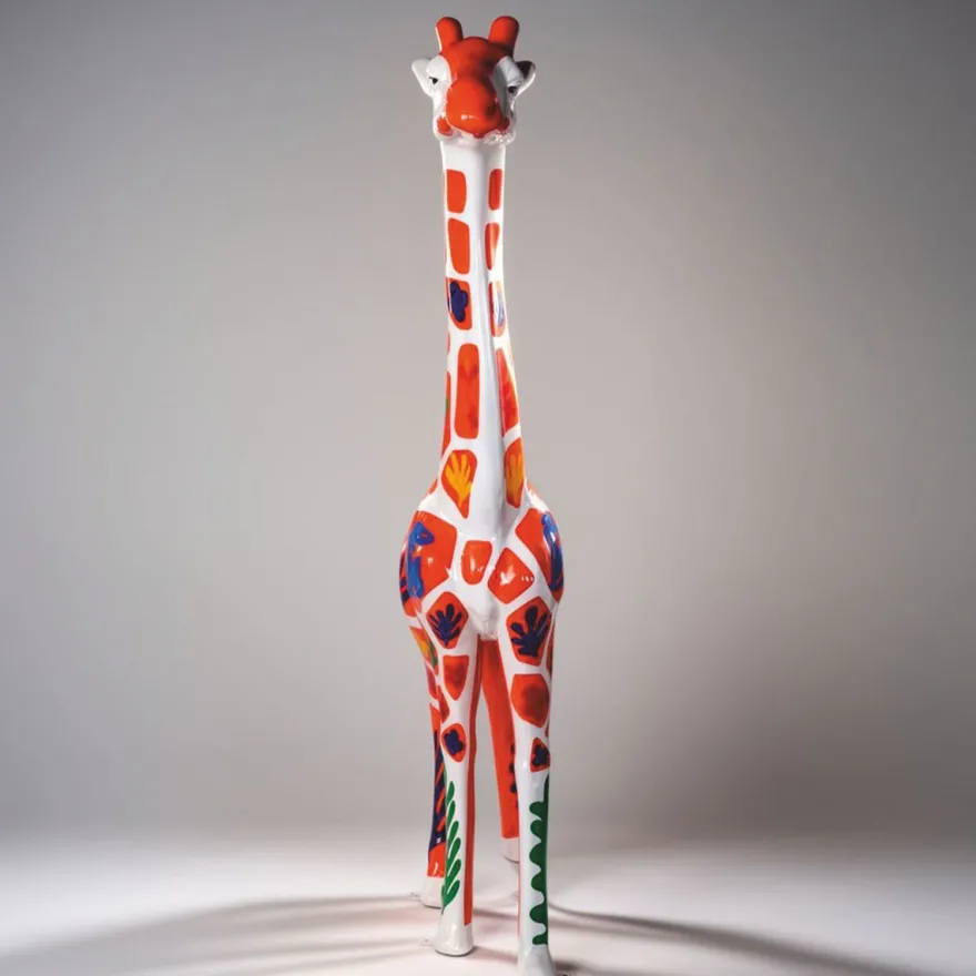 Casa Padrino Garten Deko Skulptur Giraffe Weiß / Rot / Bunt H. 205 cm - Große Garten Deko Figur - Garten Tierfigur - Garten Figuren