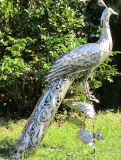 Casa Padrino Gartendeko Skulptur Pfau Silber 50 x 75 x H. 118 cm - Elegante Edelstahl Gartendeko Figur - Wetterbeständige Gartenfigur