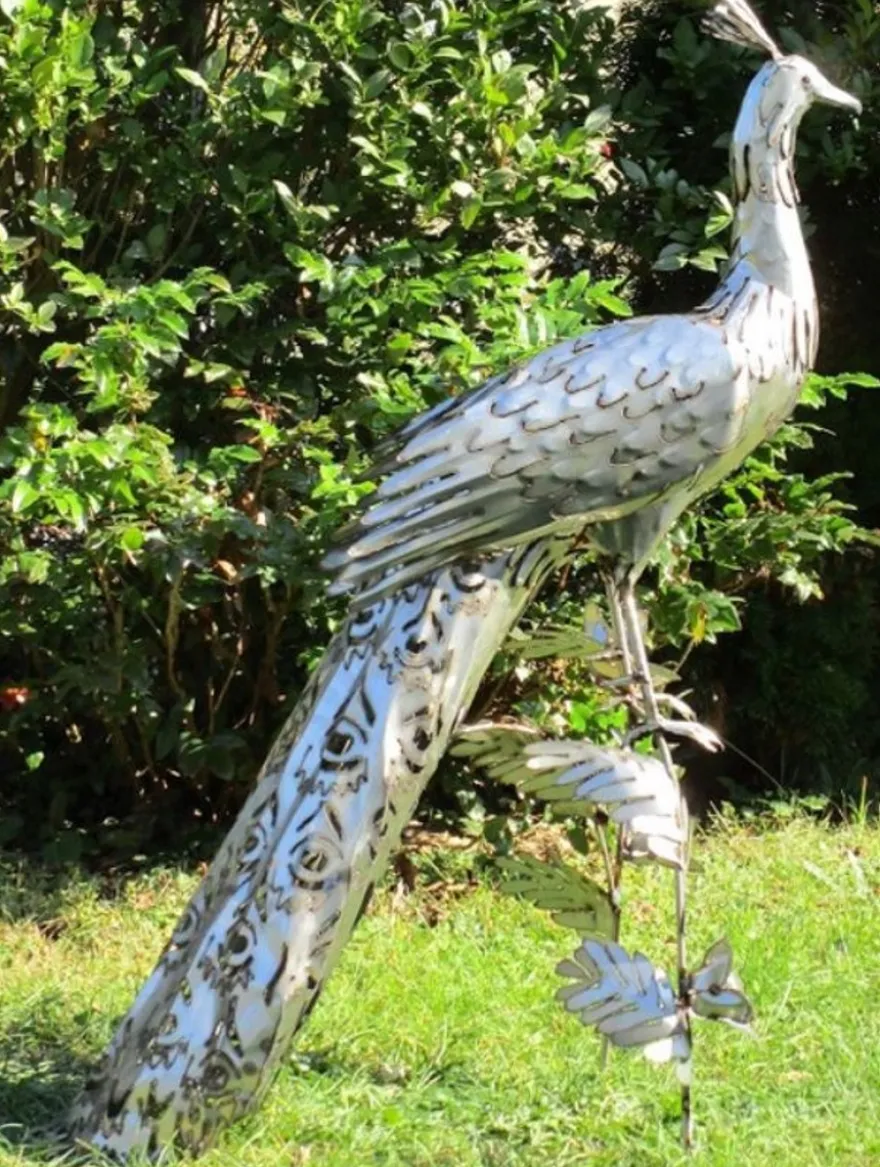 Casa Padrino Gartendeko Skulptur Pfau Silber 50 x 75 x H. 118 cm - Elegante Edelstahl Gartendeko Figur - Wetterbeständige Gartenfigur