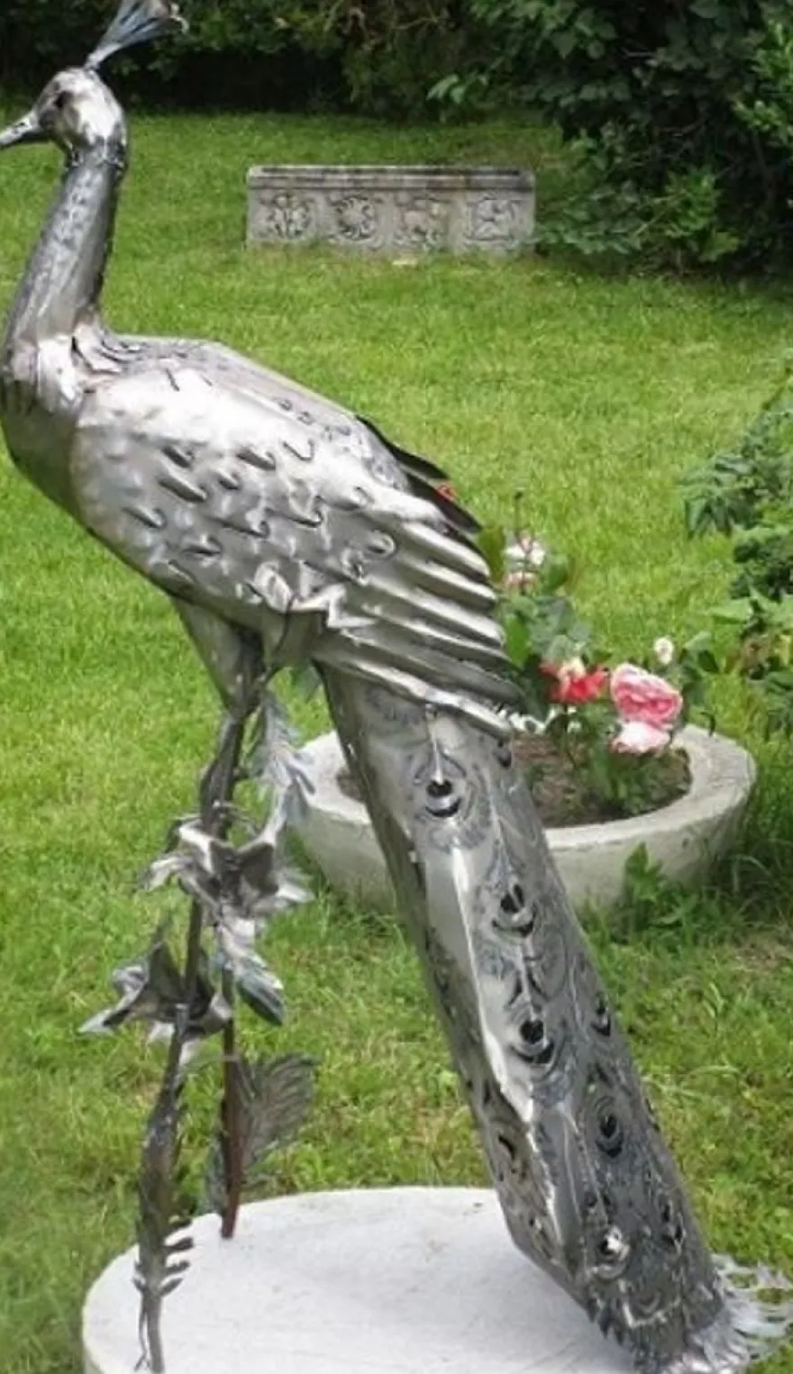 Casa Padrino Gartendeko Skulptur Pfau Silber 50 x 75 x H. 118 cm - Elegante Edelstahl Gartendeko Figur - Wetterbeständige Gartenfigur