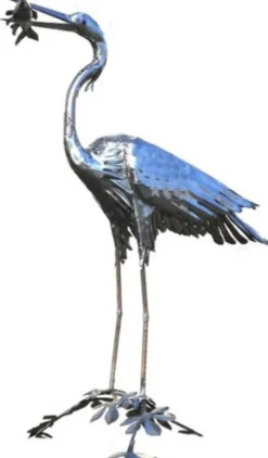 Casa Padrino Gartendeko Skulptur Reiher Vogel mit Fisch Silber 50 x 105 x H. 110 cm - Elegante Gartendeko Figur - Wetterbeständige Gartenfigur