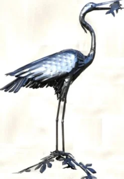 Casa Padrino Gartendeko Skulptur Reiher Vogel mit Fisch Silber 50 x 105 x H. 110 cm - Elegante Gartendeko Figur - Wetterbeständige Gartenfigur