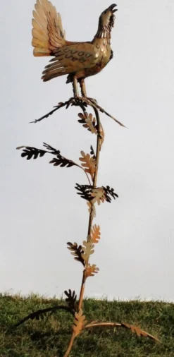Casa Padrino Gartendeko Skulptur Hahn auf Ast Rostfarben 87 x 70 x H. 160 cm - Handgefertigte Gartenfigur - Garten Dekoration