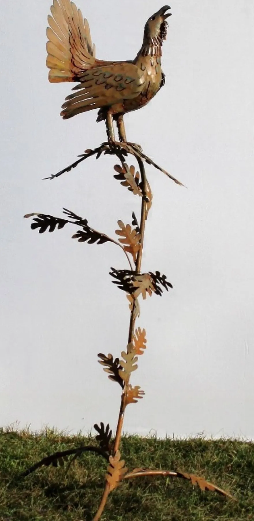 Casa Padrino Gartendeko Skulptur Hahn auf Ast Rostfarben 87 x 70 x H. 160 cm - Handgefertigte Gartenfigur - Garten Dekoration