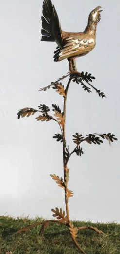 Casa Padrino Gartendeko Skulptur Hahn auf Ast Rostfarben 87 x 70 x H. 160 cm - Handgefertigte Gartenfigur - Garten Dekoration
