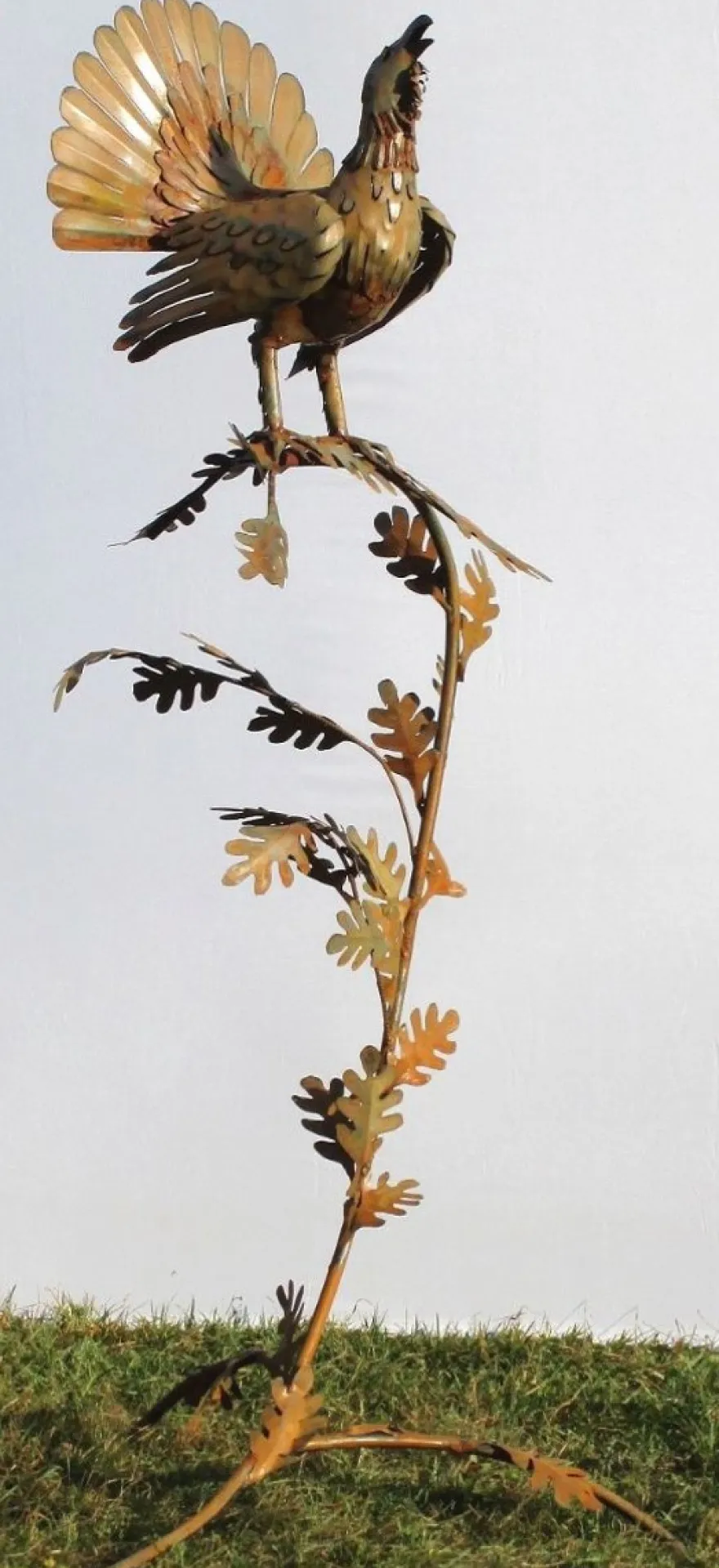 Casa Padrino Gartendeko Skulptur Hahn auf Ast Rostfarben 87 x 70 x H. 160 cm - Handgefertigte Gartenfigur - Garten Dekoration