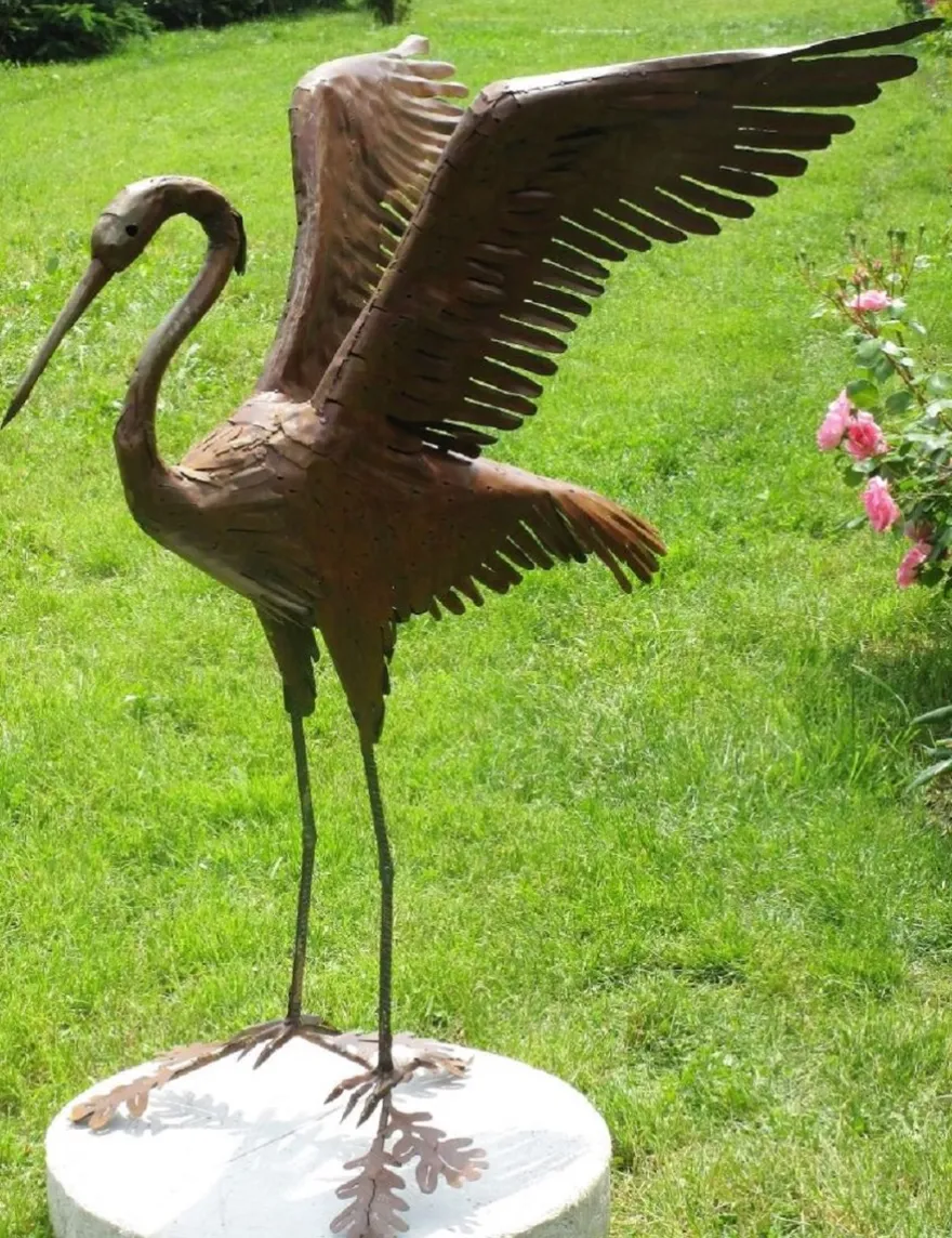 Casa Padrino Gartendeko Skulptur Reiher Vogel Rostfarben 70 x 105 x H. 110 cm - Elegante Gartendeko Figur - Wetterbeständige Gartenfigur