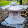 Casa Padrino Garten Leuchte im Japanischen Stil Pagode Grau 50 x 50 x H. 47 cm - Garten & Terrassen Leuchte - Wetterbeständige Garten Laterne - Garten Terrassen Beleuchtung