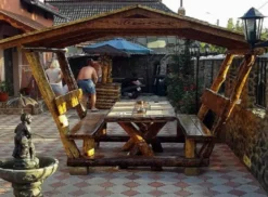 Casa Padrino Garten Pavillon Rustikal mit Tisch und 2 Gartenbänken - Eiche Massivholz - Überdachtes Gartenmöbel Set - 200 x 175 x 220 cm