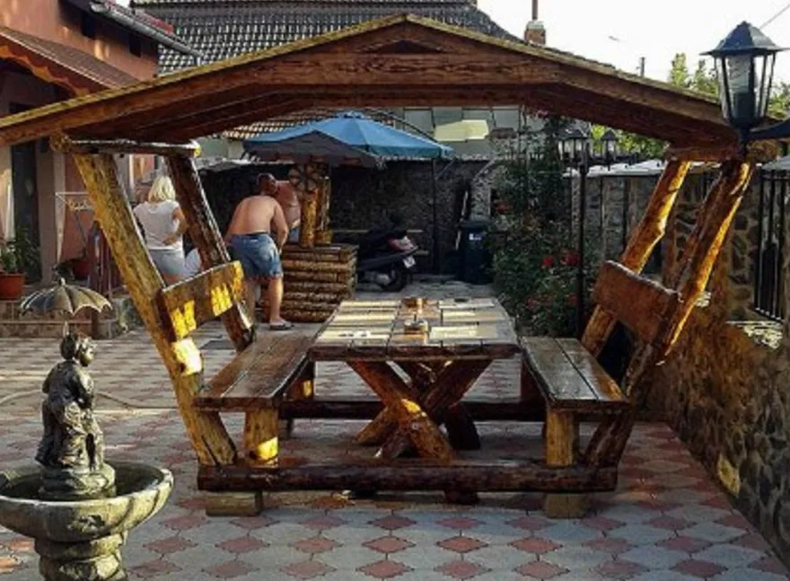 Casa Padrino Garten Pavillon Rustikal mit Tisch und 2 Gartenbänken - Eiche Massivholz - Überdachtes Gartenmöbel Set - 200 x 175 x 220 cm