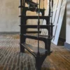 Casa Padrino Gusseisen Wendeltreppe mit Geländer rechte Seite Schwarz H. 300 cm - Rustikale Spiraltreppe