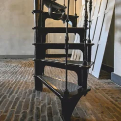 Casa Padrino Gusseisen Wendeltreppe mit Geländer rechte Seite Schwarz H. 300 cm - Rustikale Spiraltreppe