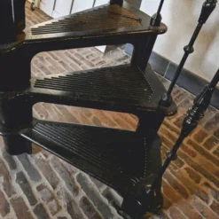 Casa Padrino Gusseisen Wendeltreppe mit Geländer rechte Seite Schwarz H. 300 cm - Rustikale Spiraltreppe