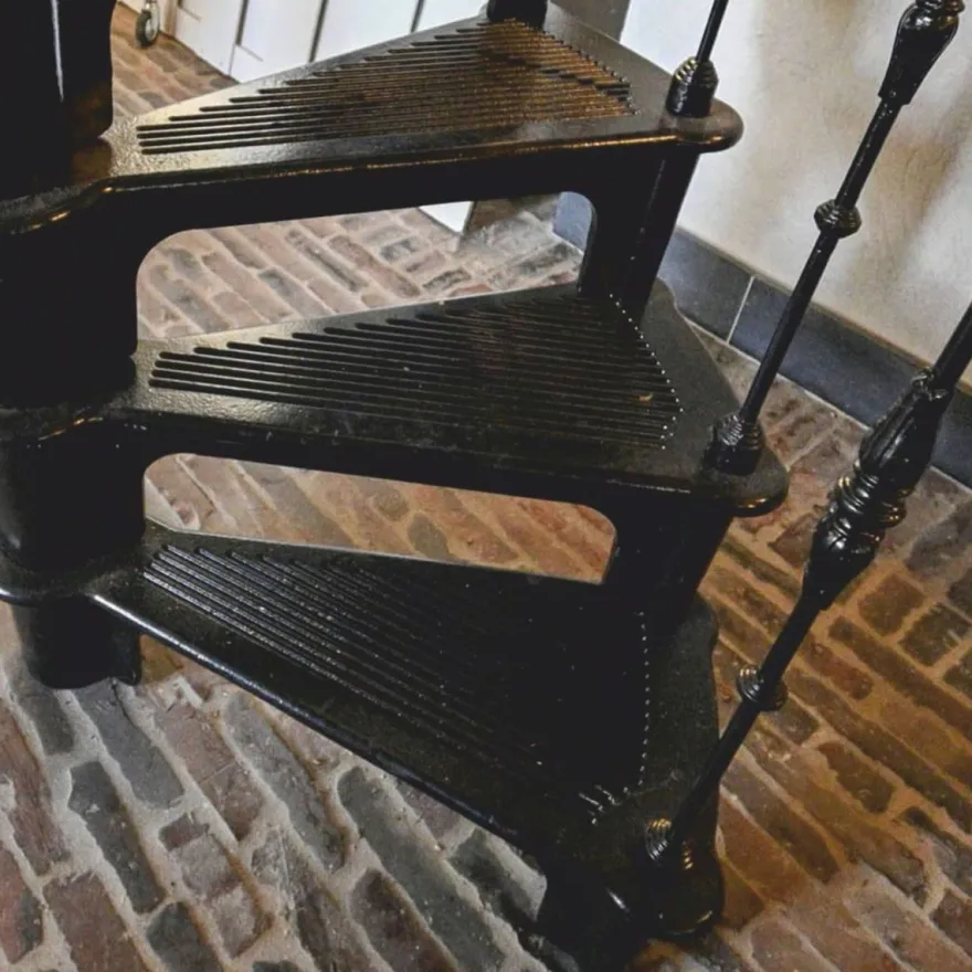 Casa Padrino Gusseisen Wendeltreppe mit Geländer rechte Seite Schwarz H. 300 cm - Rustikale Spiraltreppe