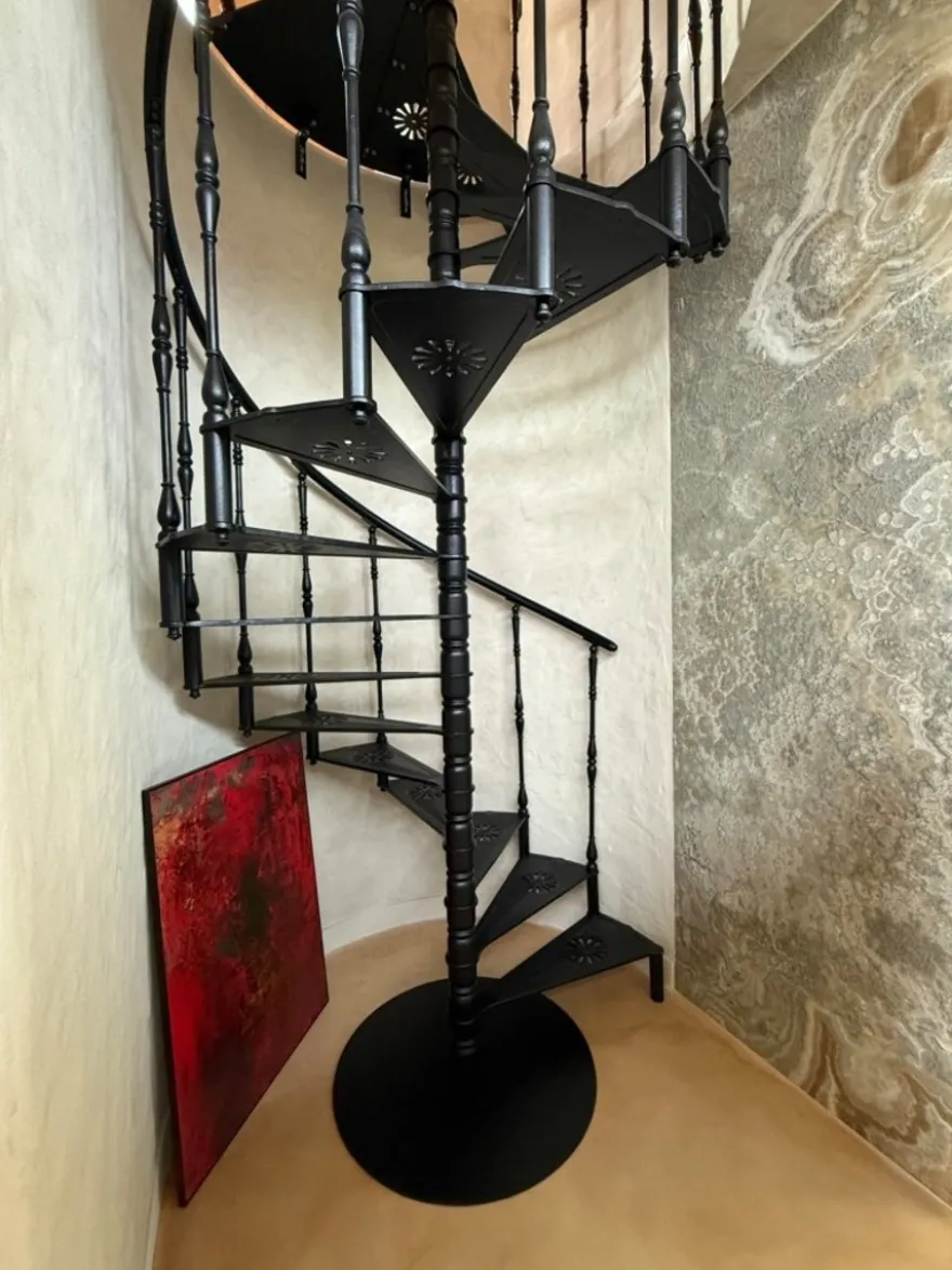 Casa Padrino Gusseisen Wendeltreppe Weiß Ø 155 x H. 300 cm - Rustikale Spiraltreppe mit 15 Stufen - Massive Gusseisen Treppe