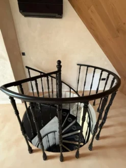 Casa Padrino Gusseisen Wendeltreppe Weiß Ø 155 x H. 300 cm - Rustikale Spiraltreppe mit 15 Stufen - Massive Gusseisen Treppe