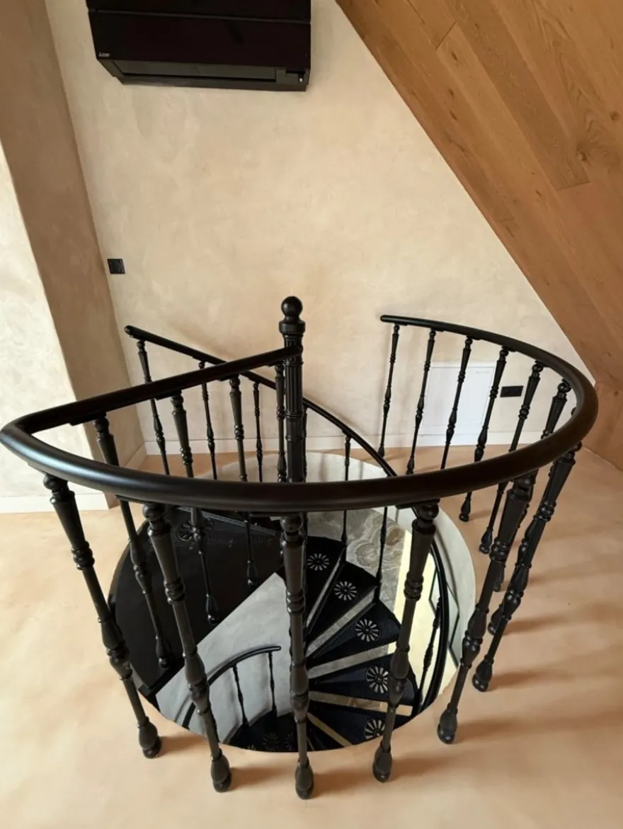Casa Padrino Gusseisen Wendeltreppe Weiß Ø 155 x H. 300 cm - Rustikale Spiraltreppe mit 15 Stufen - Massive Gusseisen Treppe