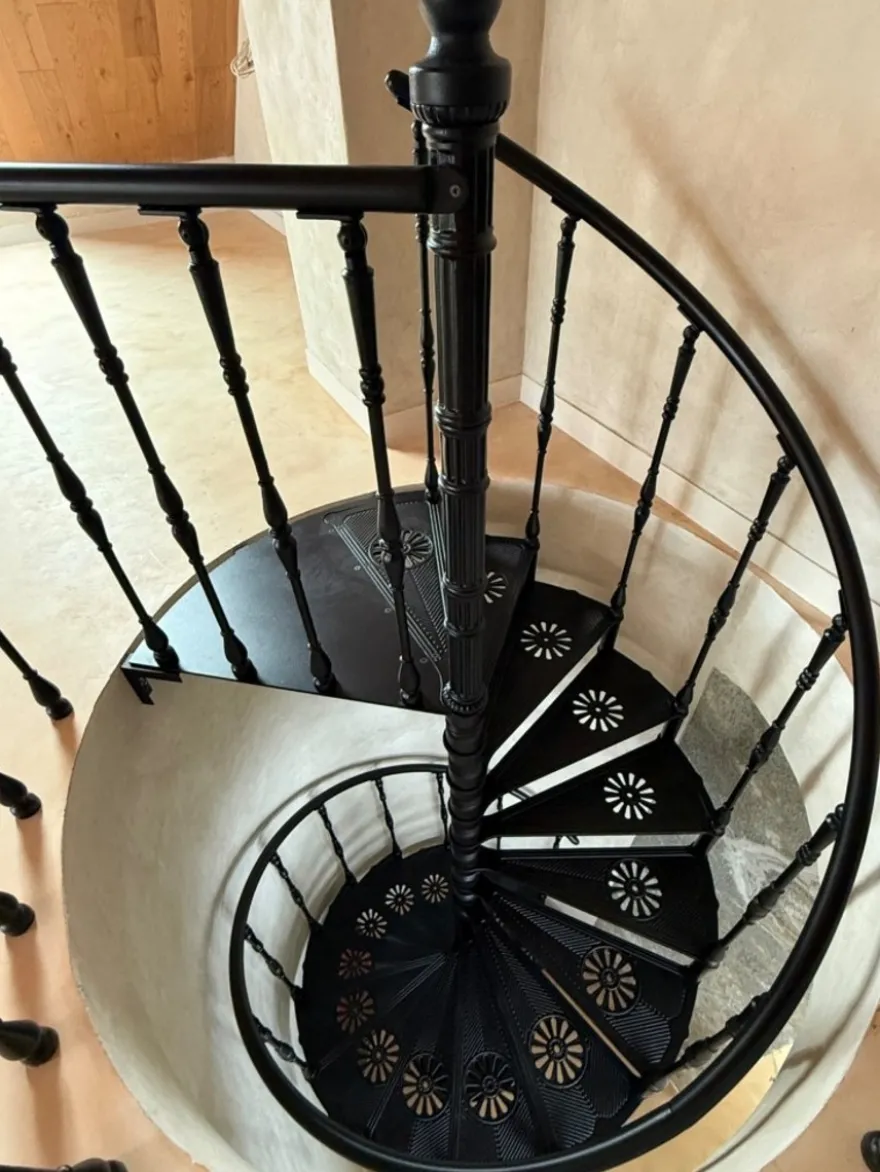 Casa Padrino Gusseisen Wendeltreppe Weiß Ø 155 x H. 300 cm - Rustikale Spiraltreppe mit 15 Stufen - Massive Gusseisen Treppe