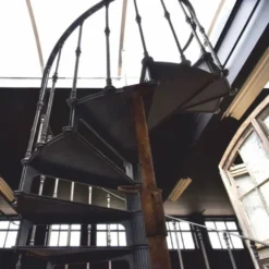 Casa Padrino Gusseisen Wendeltreppe mit Geländer rechte Seite Grau H. 289 cm - Rustikale Spiraltreppe