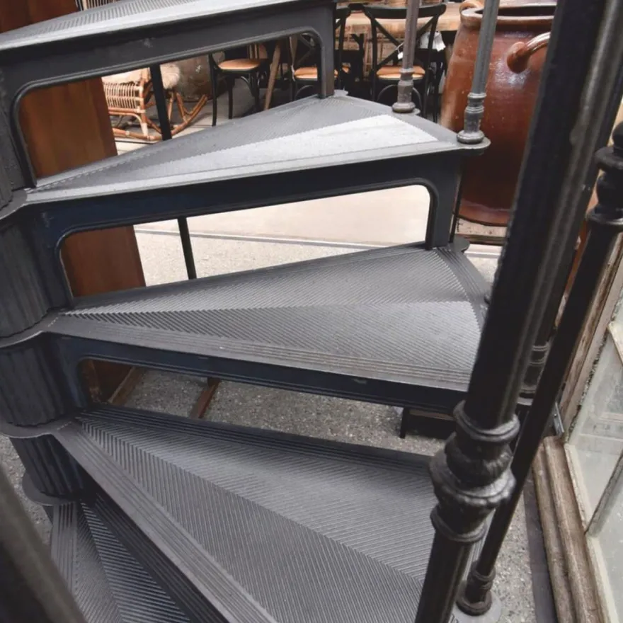 Casa Padrino Gusseisen Wendeltreppe mit Geländer rechte Seite Grau H. 289 cm - Rustikale Spiraltreppe