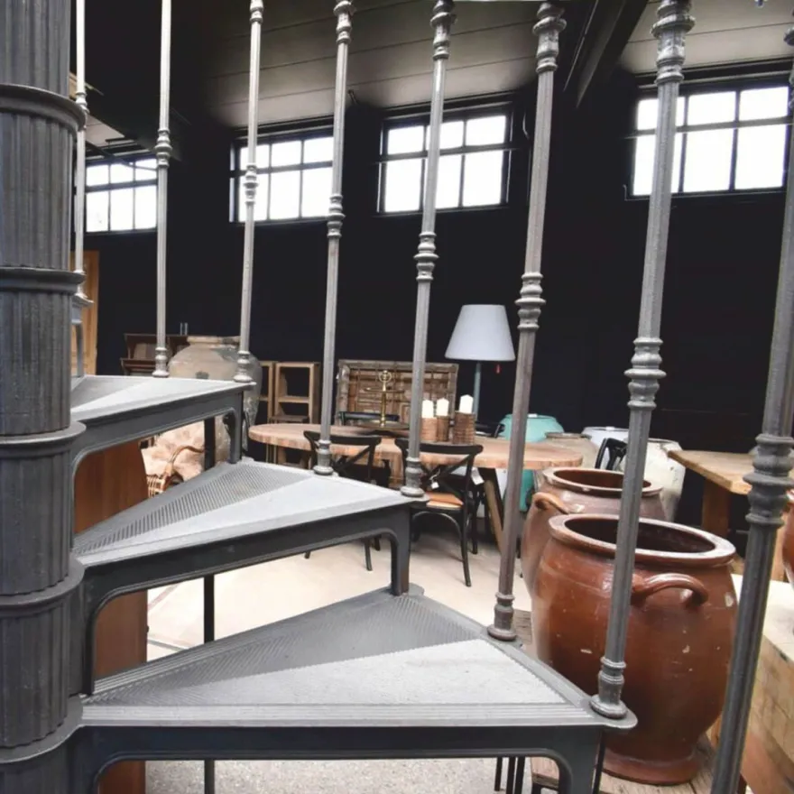 Casa Padrino Gusseisen Wendeltreppe mit Geländer rechte Seite Grau H. 289 cm - Rustikale Spiraltreppe