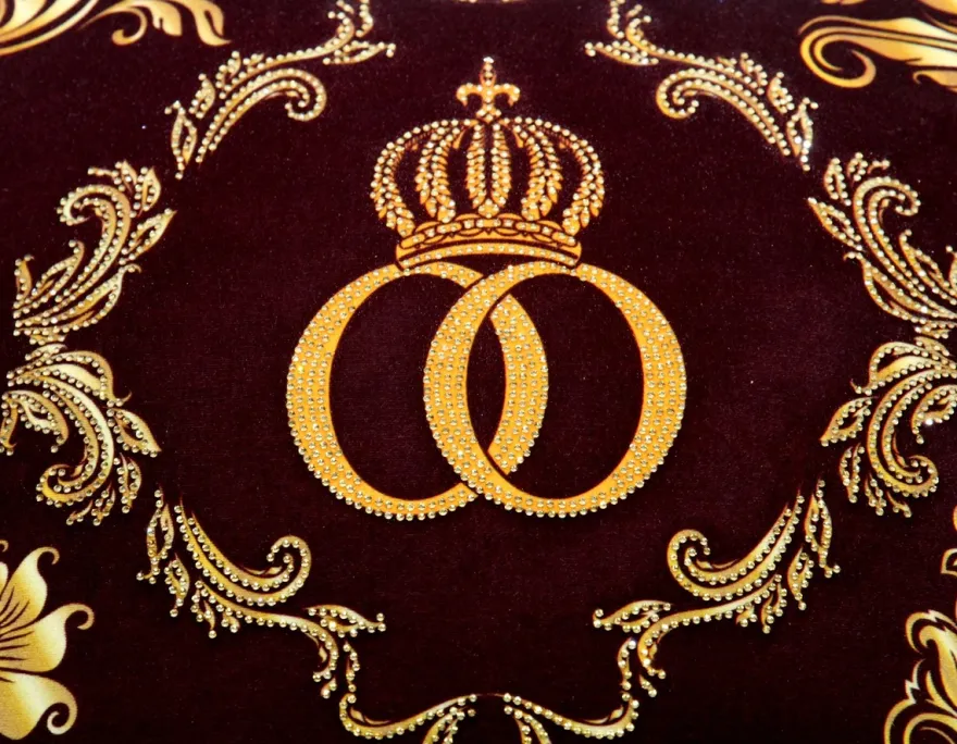 Casa Padrino Harald Glööckler Pompöös Luxus Kissen Bordeauxrot / Gold mit Krone und Strass Steinen 50 x 50 cm