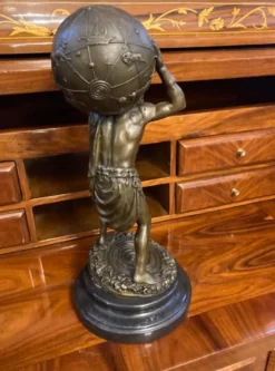 Casa Padrino Jugendstil Bronze Skulptur Mann mit Kugel Bronze / Schwarz 14 x 14 x H. 33 cm - Bronzefigur - Dekofigur - Schreibtisch Deko - Deko Accessoires - Luxus Deko