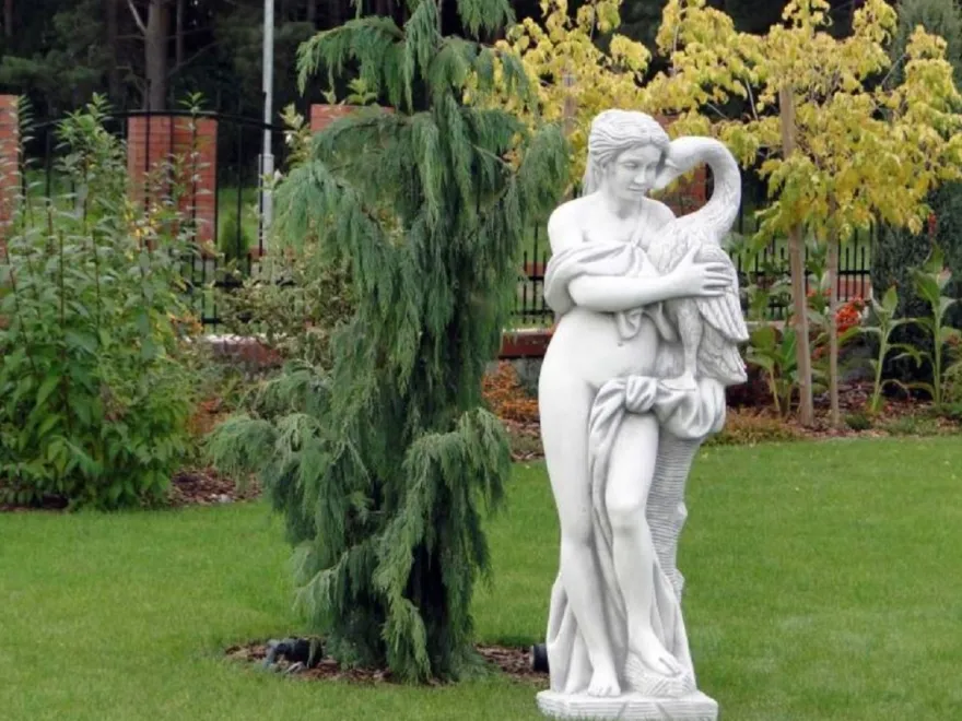 Casa Padrino Jugendstil Garten Deko Skulptur Frau mit Schwan Weiß / Grau 41 x 39 x H. 160 cm - Elegante Garten Deko Stein Figur - Barock & Jugendstil Garten Deko Accessoires