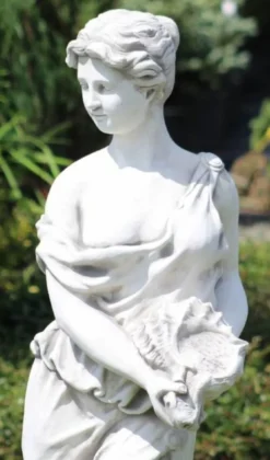 Casa Padrino Jugendstil Garten Deko Skulptur Frau mit Muschel Grau 44 x 44 x H. 138 cm - Elegante Garten Deko Stein Figur - Barock & Jugendstil Garten Deko Accessoires