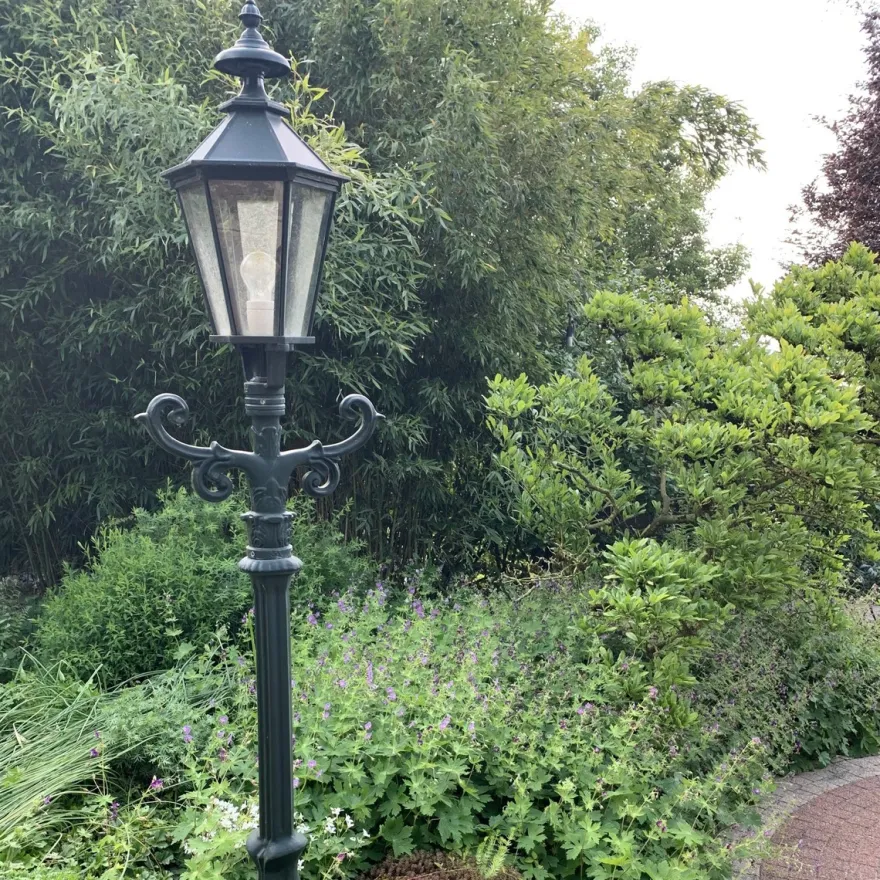 Casa Padrino Jugendstil Gartenlaterne 42 x 29 x H. 225 cm - Verschiedene Farben - Nostalgische Wetterfeste Außenleuchte