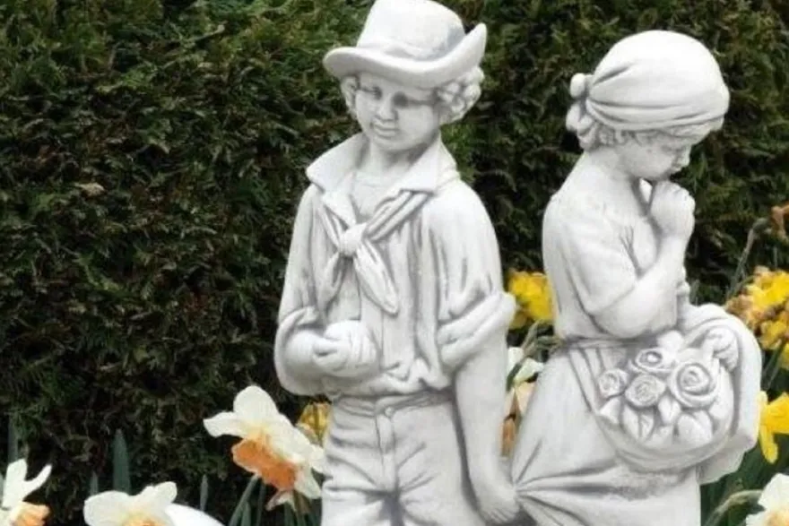Casa Padrino Jugendstil Garten Deko Skulptur Liebespaar Grau H. 87 cm - Elegante Garten Deko Stein Figur - Barock & Jugendstil Garten Deko Accessoires