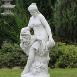 Casa Padrino Jugendstil Garten Deko Skulptur Frau mit Blumenstrauß Weiß / Grau 46 x 46 x H. 121 cm - Elegante Garten Deko Stein Figur - Barock & Jugendstil Garten Deko Accessoires