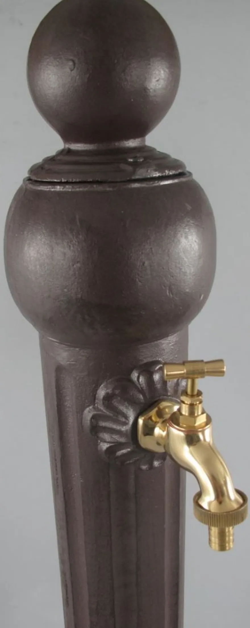 Casa Padrino Jugendstil Garten Wassersäule rustikal Braun / Messing Ø 23 x H. 97 cm - Nostalgische Aluminium Wasserzapfsäule mit Wasserhahn - Garten Deko Accessoires