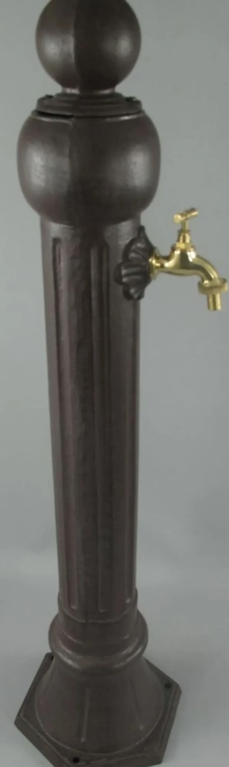 Casa Padrino Jugendstil Garten Wassersäule rustikal Braun / Messing Ø 23 x H. 97 cm - Nostalgische Aluminium Wasserzapfsäule mit Wasserhahn - Garten Deko Accessoires
