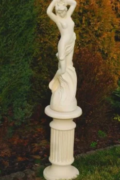Casa Padrino Jugendstil Garten Deko Skulptur Frau auf Säule Sandfarben H. 161 cm - Elegante Garten Deko Stein Figur mit Säule - Barock & Jugendstil Garten Deko Accessoires