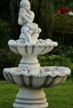 Casa Padrino Jugendstil Gartenbrunnen Junge mit Muscheln Grau 43 x 37 x H. 118 cm - Eleganter Gartendeko Stein Brunnen - Barock & Jugendstil Garten Deko Accessoires
