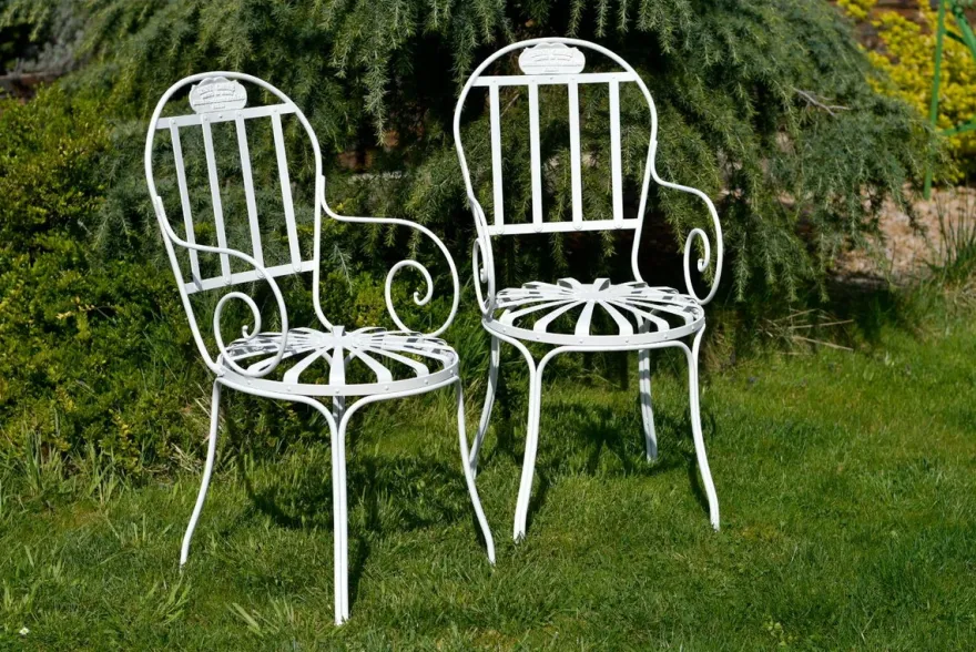 Casa Padrino Jugendstil Garten Stuhl Weiß 47 x 47 x H. 94 cm - Handgefertigter Schmiedeeisen Stuhl mit Armlehnen - Nostalgische Schmiedeeisen Garten & Terrassen Möbel