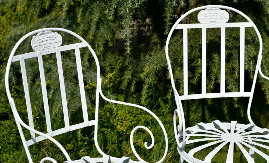 Casa Padrino Jugendstil Garten Stuhl Weiß 47 x 47 x H. 94 cm - Handgefertigter Schmiedeeisen Stuhl mit Armlehnen - Nostalgische Schmiedeeisen Garten & Terrassen Möbel