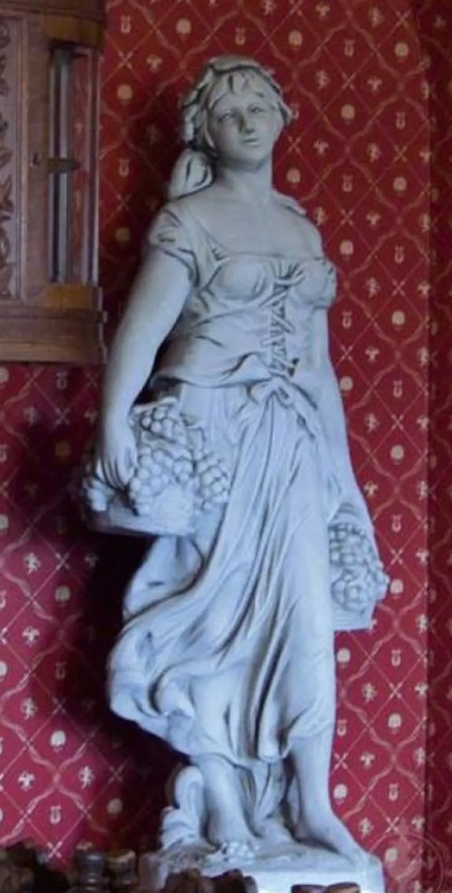 Casa Padrino Jugendstil Garten Deko Skulptur Frau mit Körben Grau 43 x 43 x H. 153 cm - Elegante Garten Deko Stein Figur - Barock & Jugendstil Garten Deko Accessoires